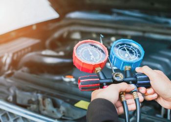 meccanico-che-controlla-la-pressione-del-gas-dell-aria-condizionata